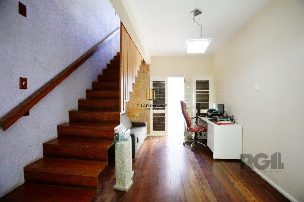 Excelente casa de 235m² com 4 dormitórios e 3 vagas no bairro Azenha.