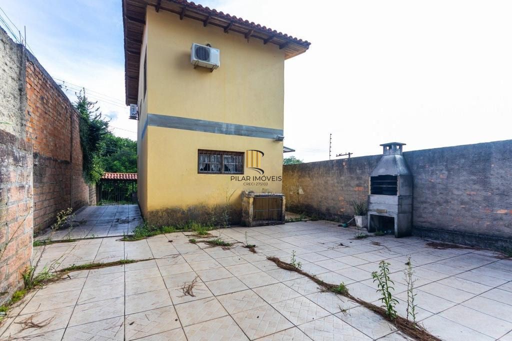 Casa de 3 dormitórios no Bairro Lomba do Pinheiro - Porto Alegre