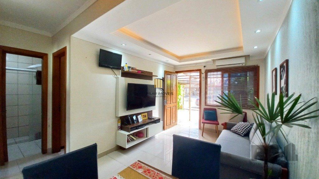Casa de 2 dormitórios localizada no bairro Hípica