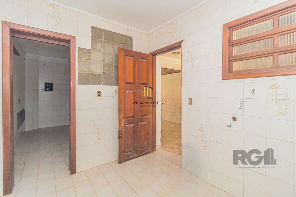 Casa com 240m², 3 dormitórios, 6 vagas no bairro Sarandi