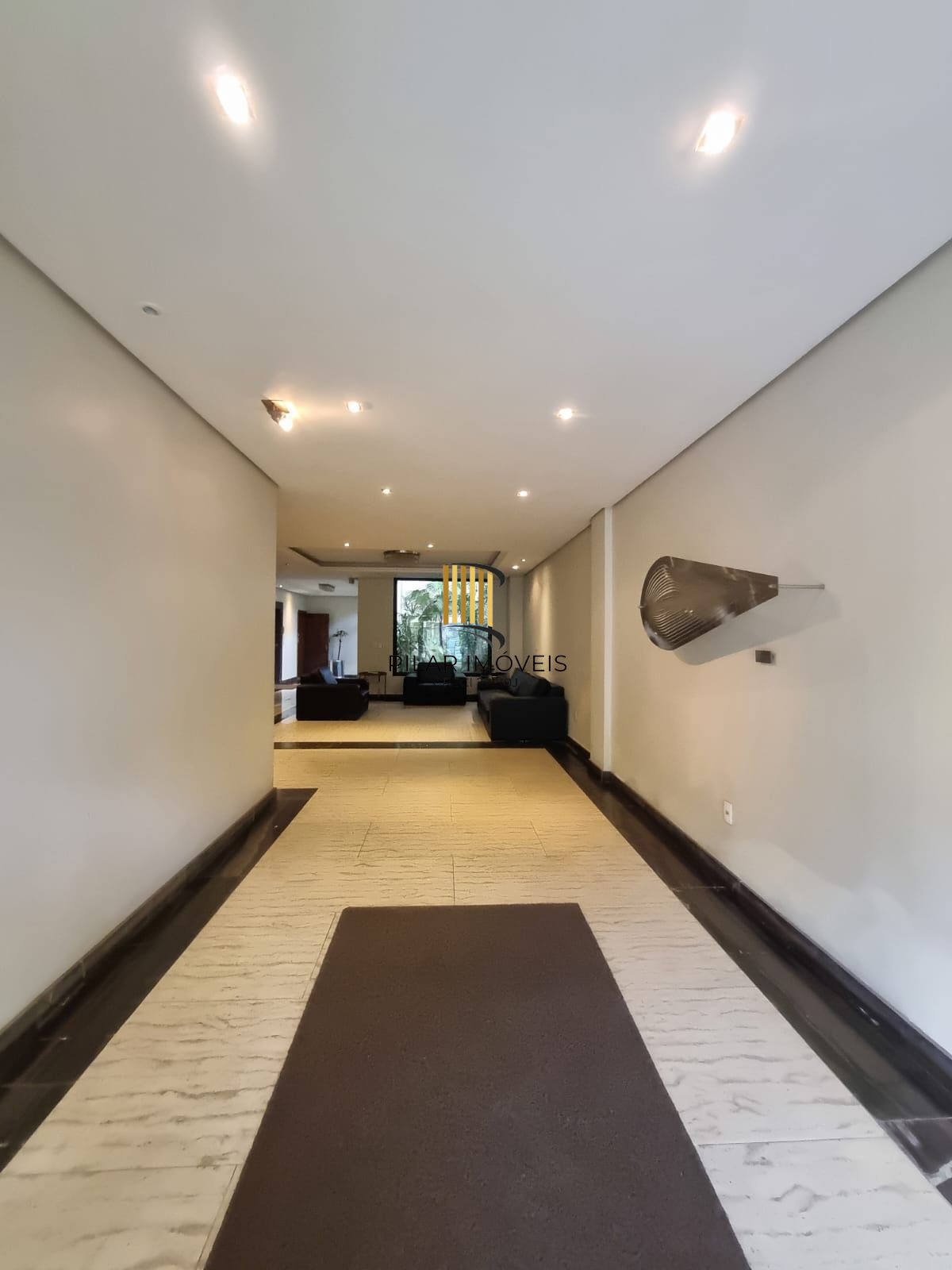 Sala locada com vaga no Menino Deus, a 200 m do Praia de Belas