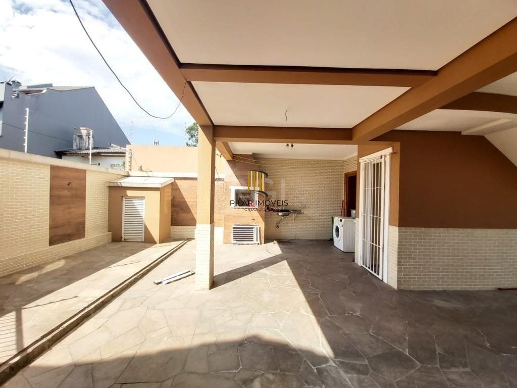 Casa com 03 dormitórios, 01 suíte, pátio com churrasqueira e 03 vagas de garagem no bairro Tristeza