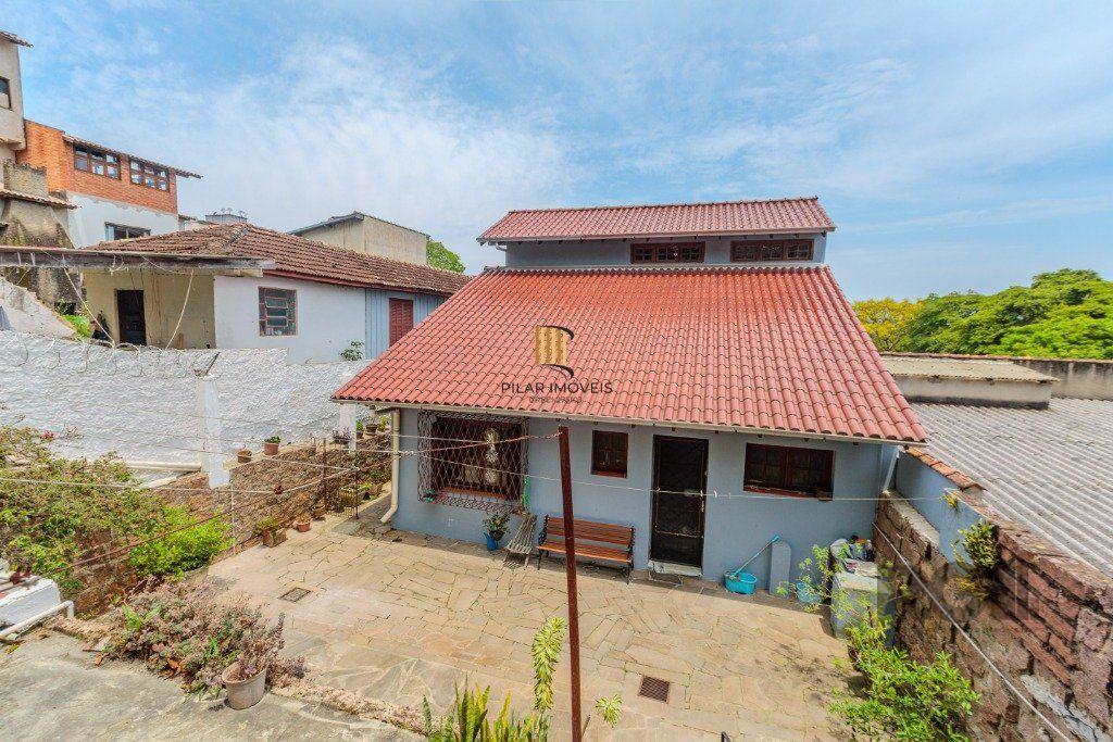 Casa 253m², 3 suítes, pátio, churrasqueira e vaga de garagem para 4 carros no bairro Nonoai