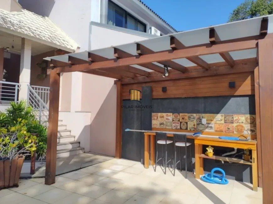 Casa de 307m² - 3 dormitórios, piscina, 4 vagas no bairro Espírito Santo