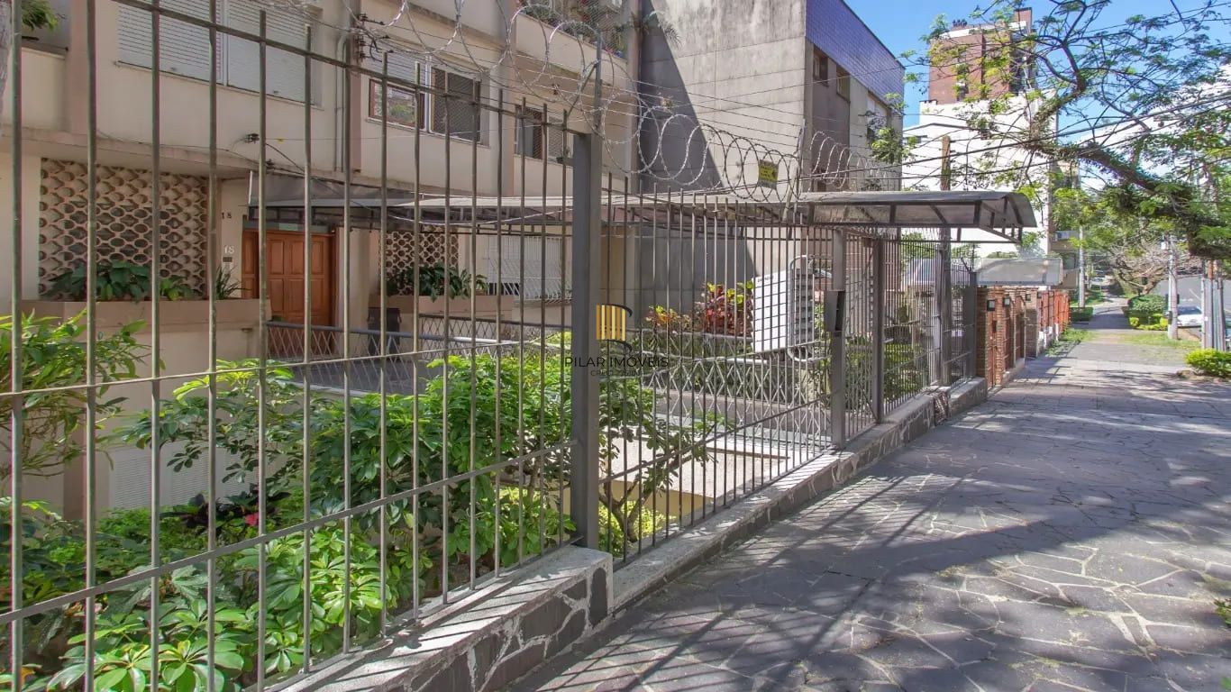 Apartamento com 3 dormitórios e 99m² à venda em Petrópolis.