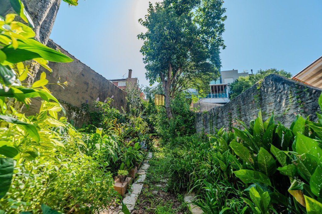 Prédio de 328m² - 4 dormitórios, 2 vagas no bairro Chácara das Pedras