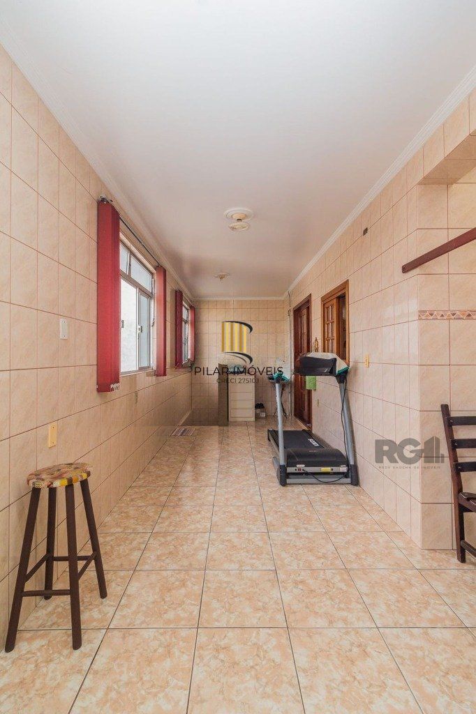 Casa de 4 dormitórios no bairro Sarandi