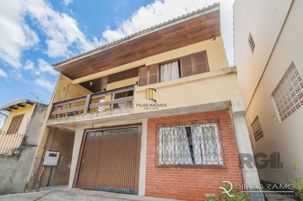 Casa de 4 dormitórios no bairro Glória