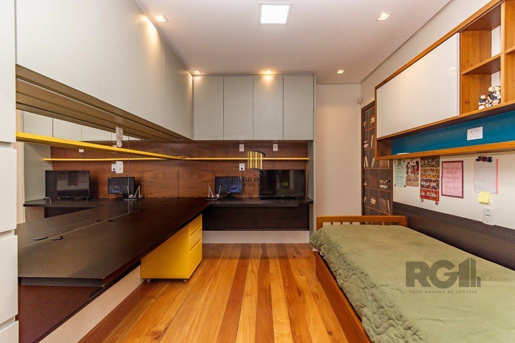 Casa de 484m², 4 dormitórios, 8 vagas no bairro Chácara das Pedras!