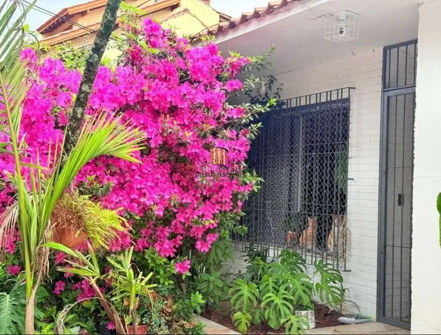 Casa com 3 dormitórios e edícula nos fundos no bairro Nonoai.