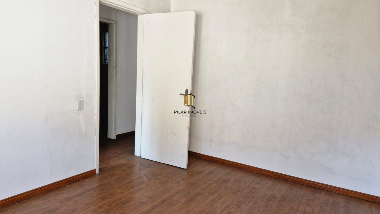 Apartamento com 2 dormitórios e garden na Rua Ijuí, pronto para reformar