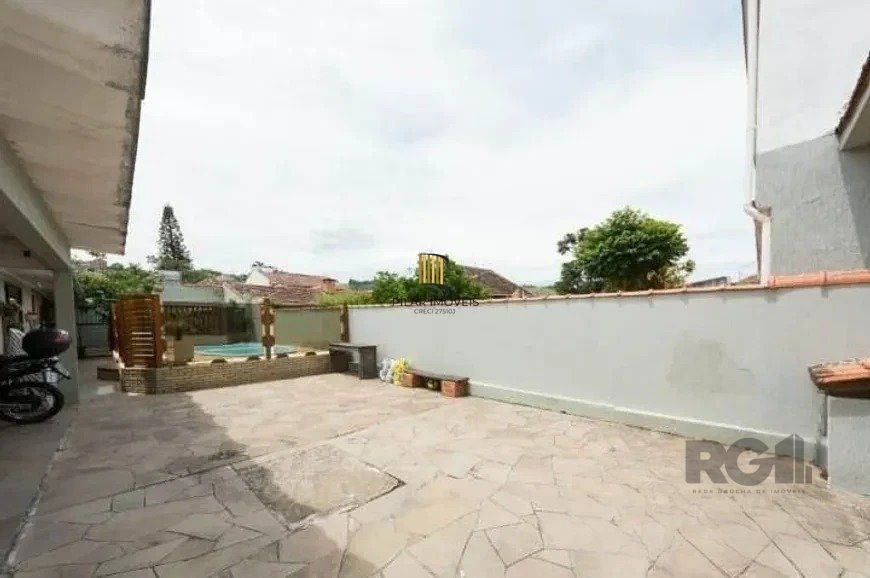 Casa 03 dormitórios com piscina próxima a Av. Prof. Oscar Pereira e todos os recursos do bairro.
