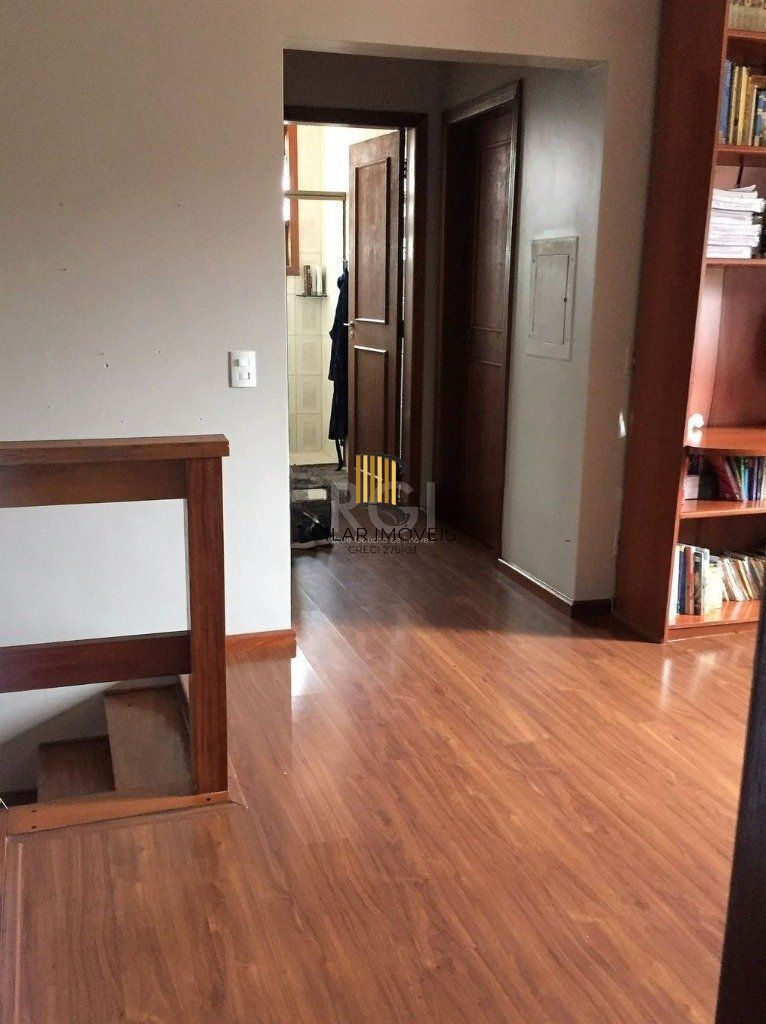 Casa de 270m² - 3 dormitórios, 1 suíte, churrasqueira, pátio e 3 vagas de garagem