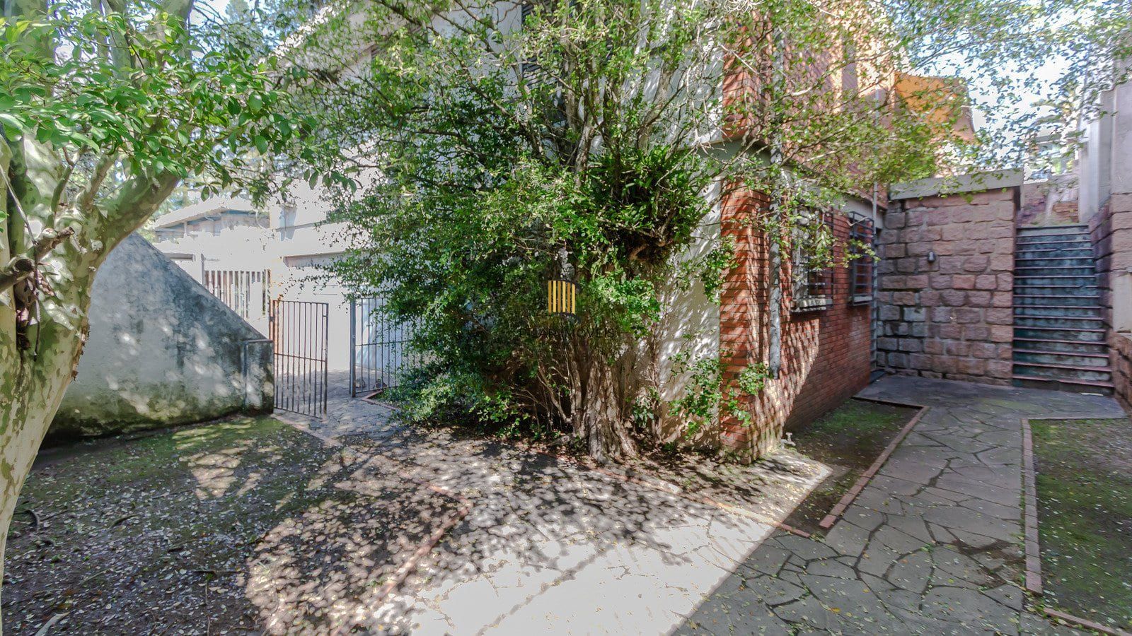Casa com 3 dormitórios com 279.5m², no bairro Três Figueiras