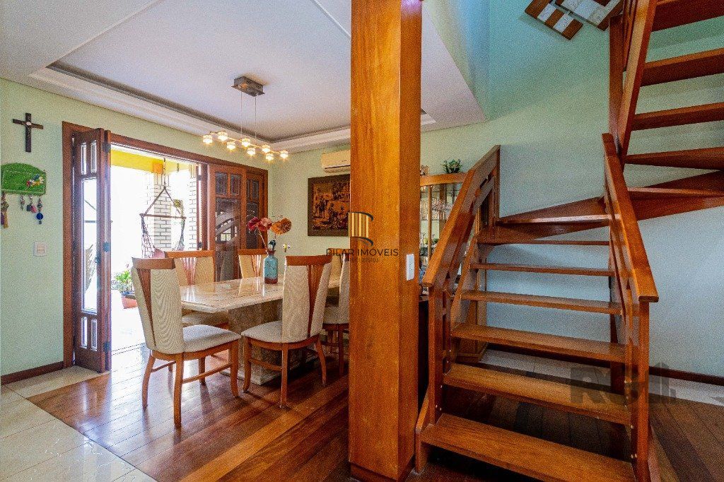 Casa de 4 dormitórios 304m² no bairro Jardim Lindóia