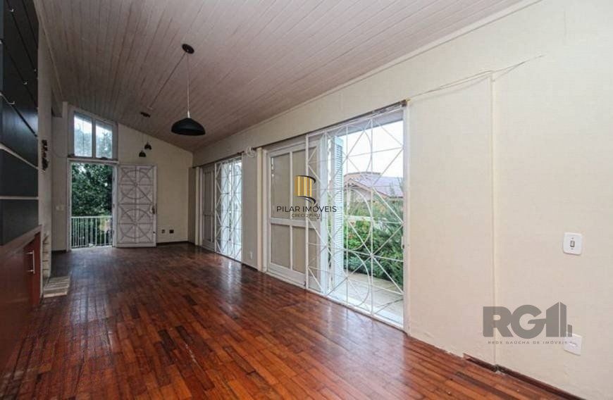 Excelente casa de 147m² com 3 dormitórios, 4 vagas e 1 piscina.
