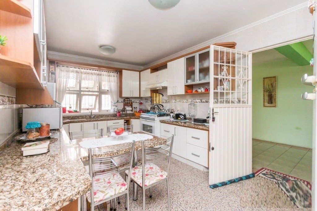 Casa para Venda - 258m², 3 dormitórios, sendo 1 suites, 4 vagas - Teresópolis
