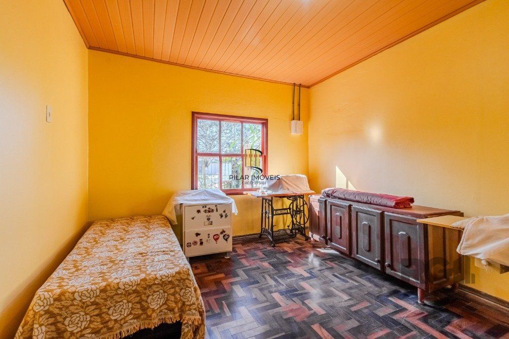 Casa de 2 dormitórios, no bairro  Hípica
