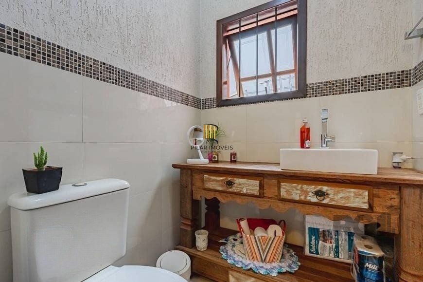 Excelente casa de 209m² com 3 dormitórios, piscina e 3 vagas de garagem.