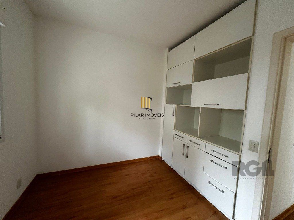 Casa em condomínio com 245m² - 3 dormitórios, 2 vagas no bairro Pedra Redonda