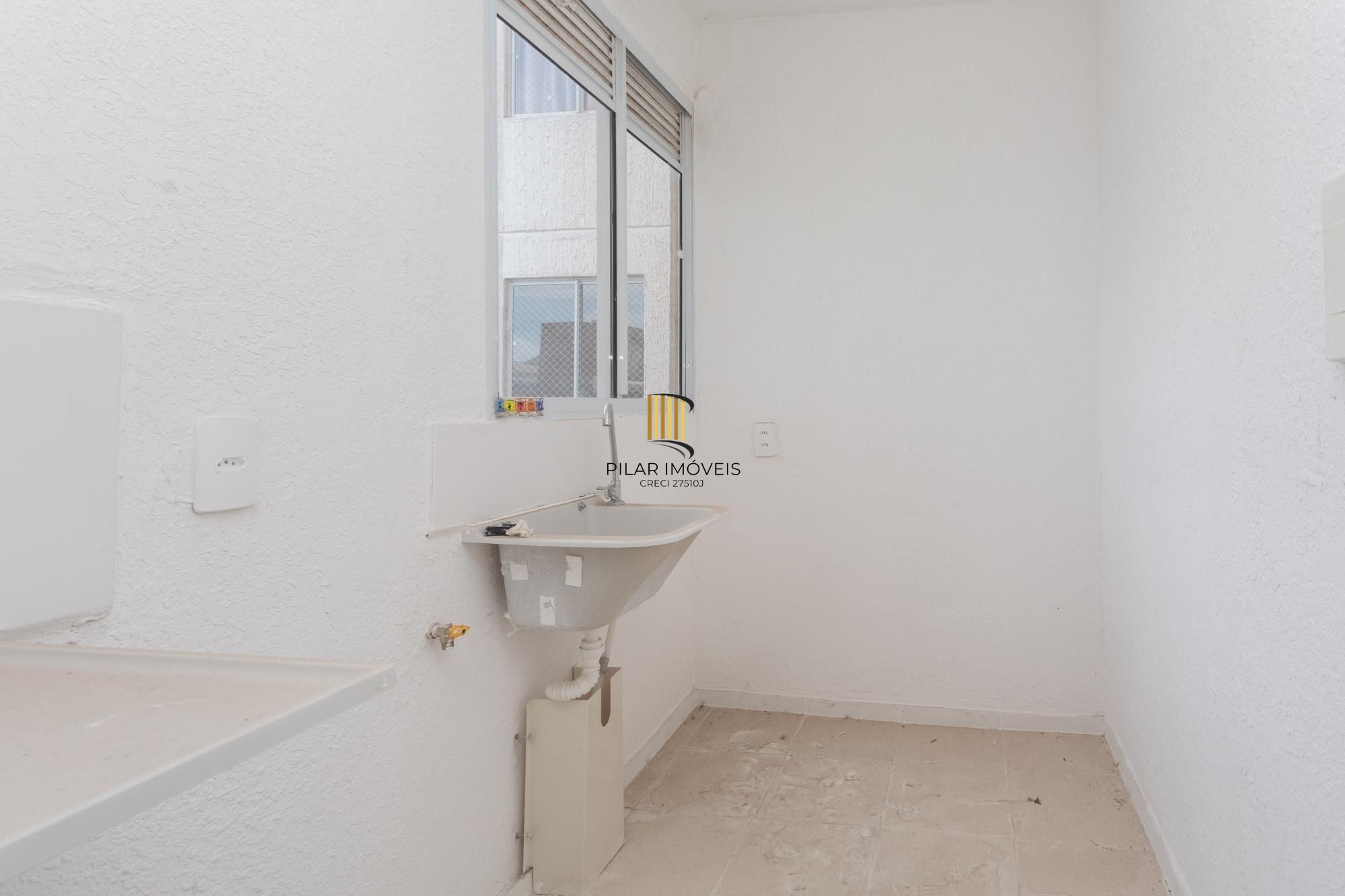 Apartamento á venda de 2 dormitórios no Bairro Protásio Alves.