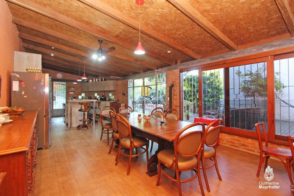 Casa para Venda - 500m², 5 dormitórios, sendo 2 suites, 5 vagas - Menino Deus