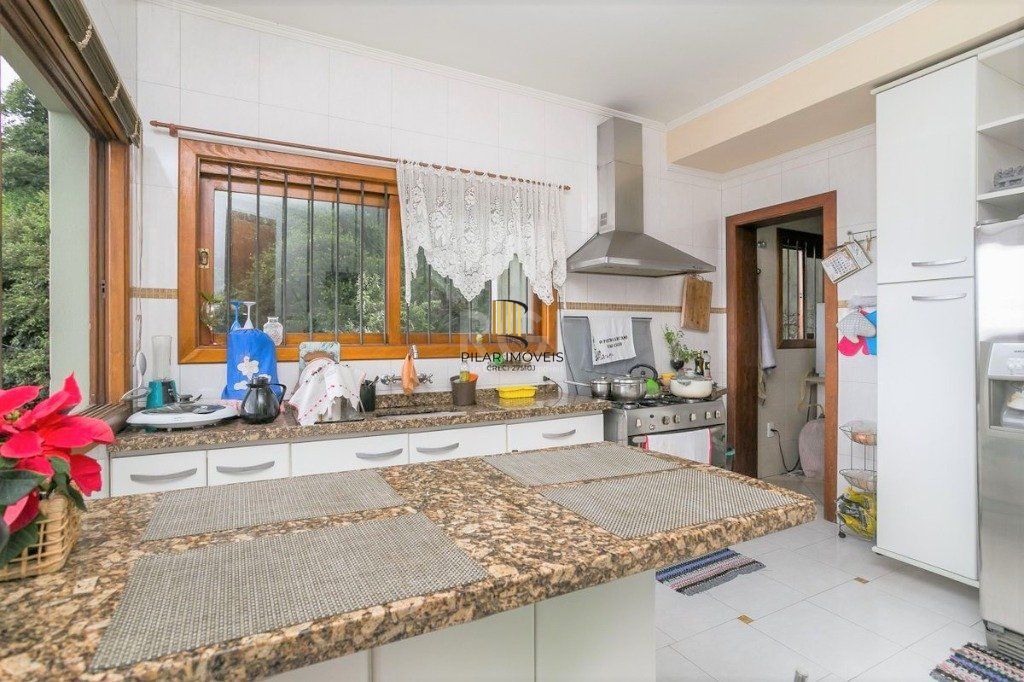 Casa para Venda - 279m², 3 dormitórios, sendo 1 suites, 4 vagas - Teresópolis