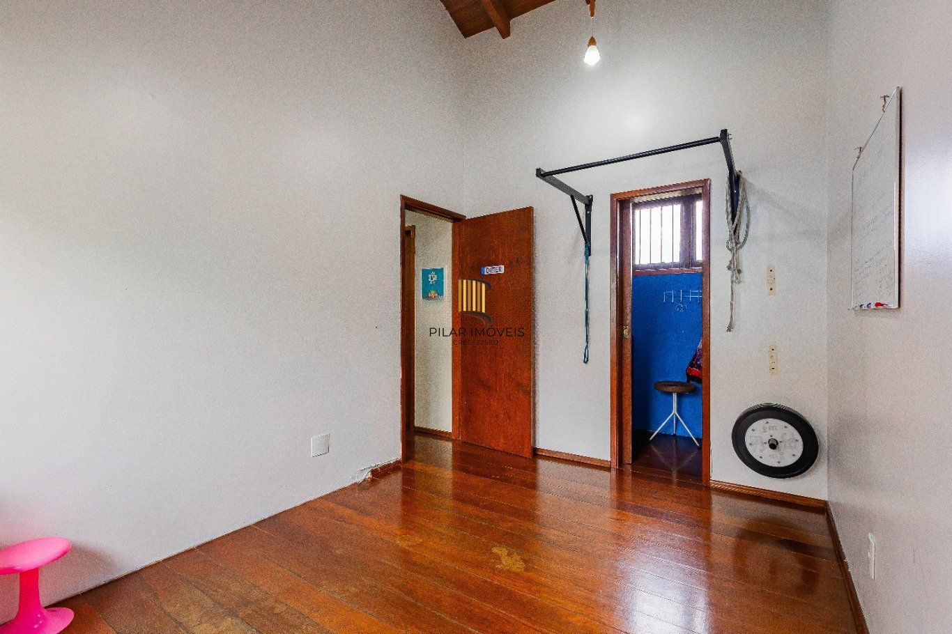 Casa de 4 dormitórios e 208m² à venda no Bairro Jardim Botânico, Porto Alegre.