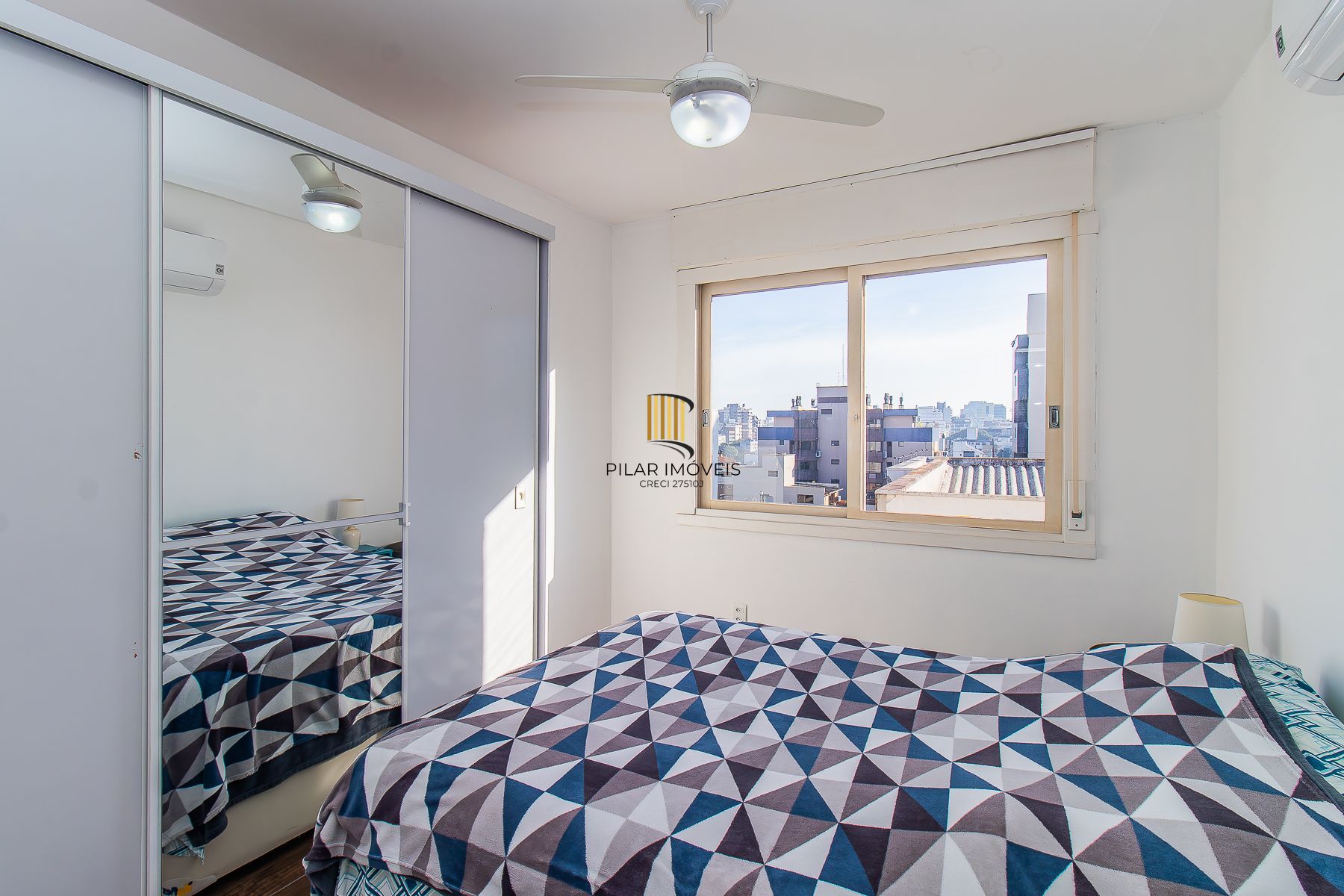 Amplo apartamento duplex com 2 dormitórios e 1 vaga de garagem.