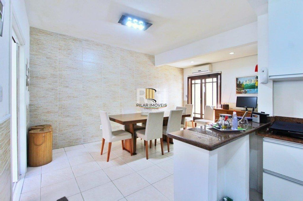 Casa para Venda - 260m², 5 dormitórios, sendo 2 suites, 4 vagas - Teresópolis