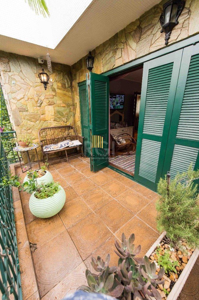 Casa para Venda - 317m², 5 dormitórios, sendo 1 suites, 2 vagas - Teresópolis