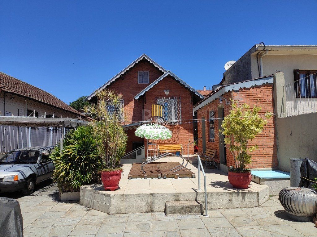 Casa para Venda - 142.8m², 4 dormitórios, 5 vagas - Teresópolis
