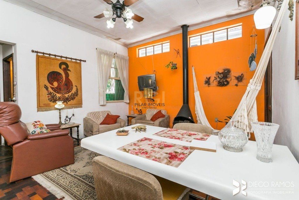 Casa para Venda - 198m², 3 dormitórios, sendo 1 suites, 4 vagas - Petrópolis