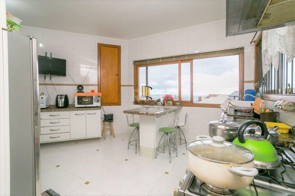 Casa para Venda - 279m², 3 dormitórios, sendo 1 suites, 4 vagas - Teresópolis