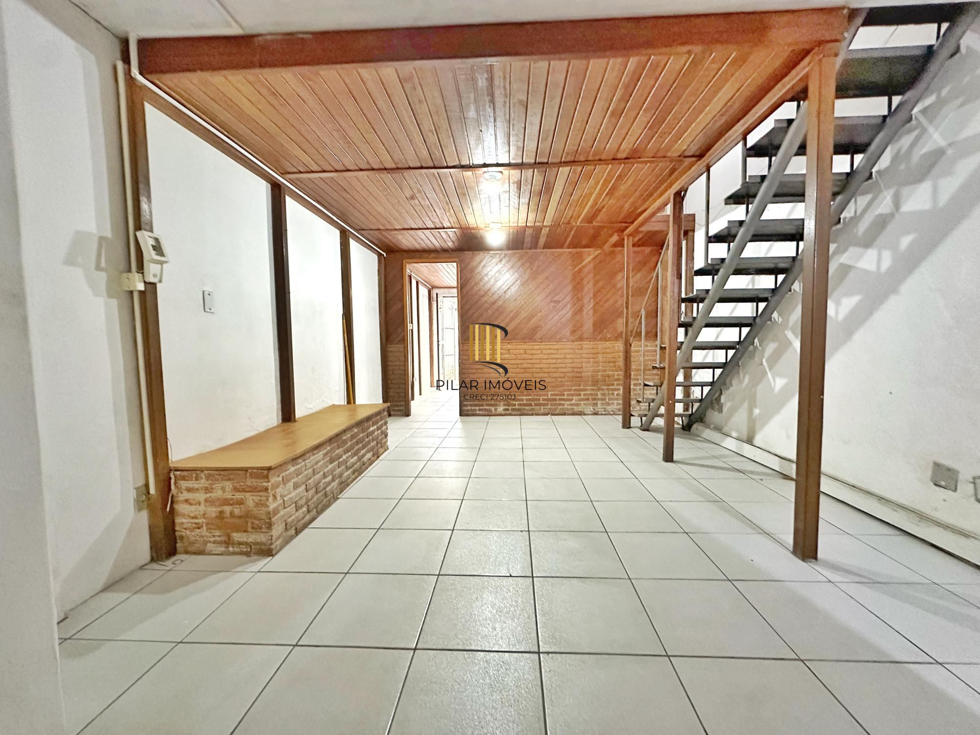 Sala comercial com mezanino e pátio na Cidade Baixa