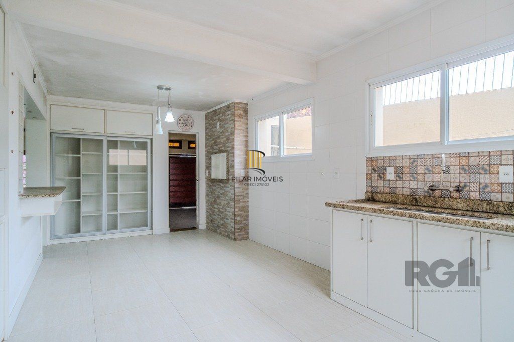 Casa de 214m² com 4 dormitórios, 1 suíte, piscina e 2 vagas no bairro Teresópolis
