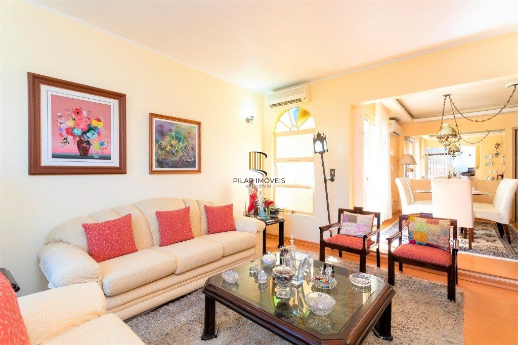 Casa para Venda - 228m², 4 dormitórios, sendo 1 suites, 5 vagas - Teresópolis