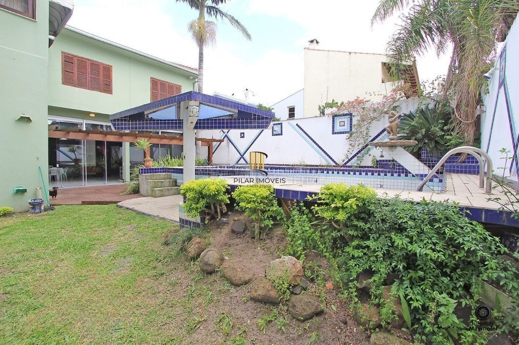 Casa com 5 suítes, 7 banheiros, 4 vagas no bairro Partenon