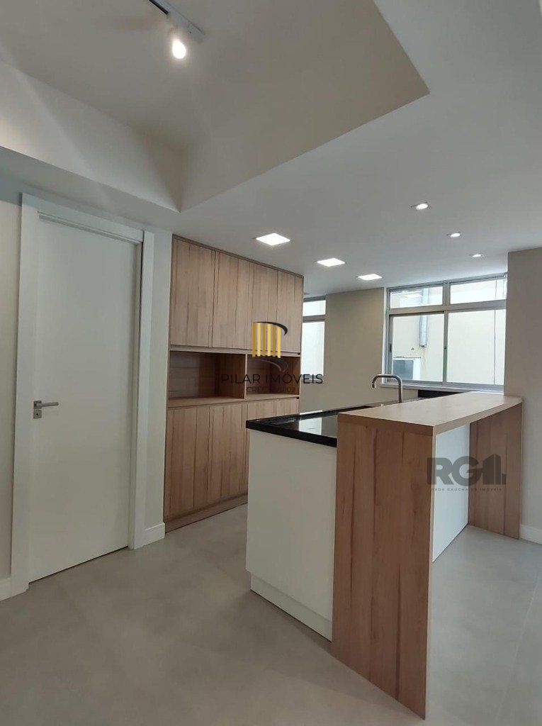 Apartamento semi mobiliado, 67m², 2 dormitórios, 1 vaga no bairro Petrópolis