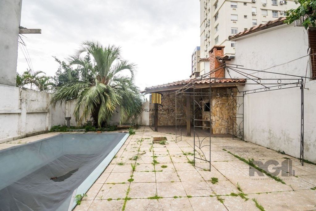 Excelente casa de 354m² com 5 dormitórios e 8 vagas.