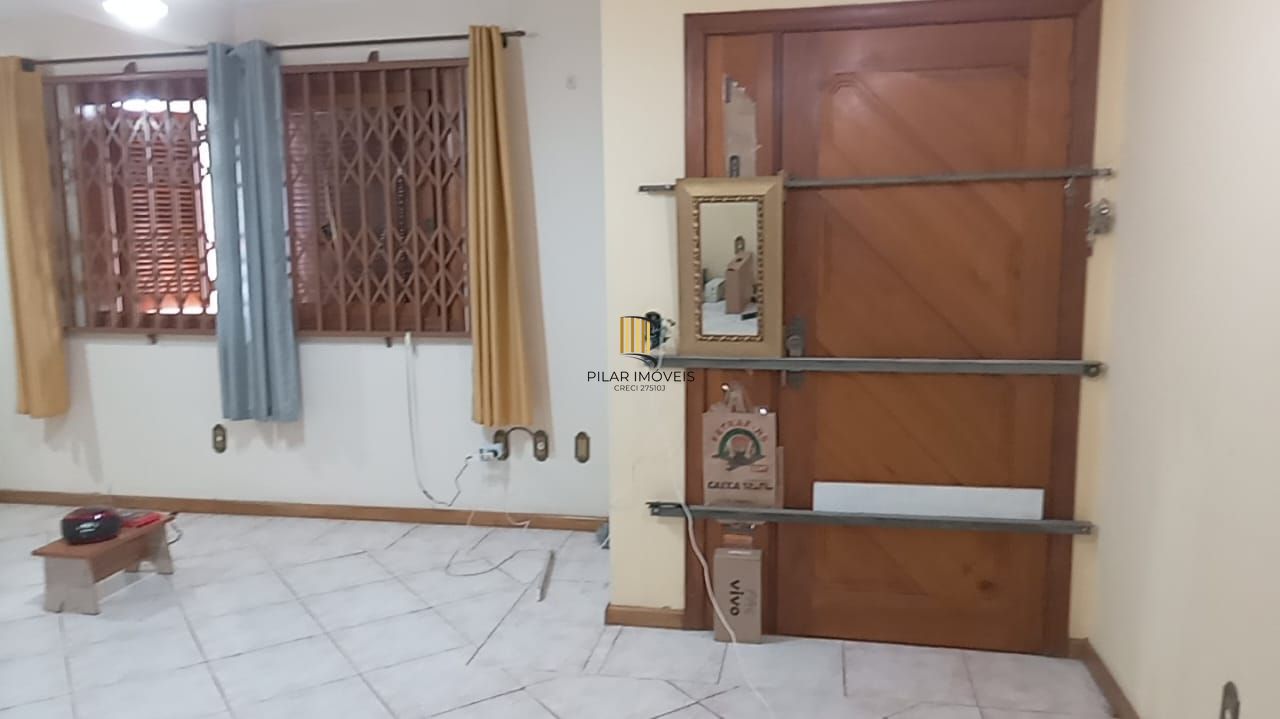 Casa 03 dormitórios, com páteo