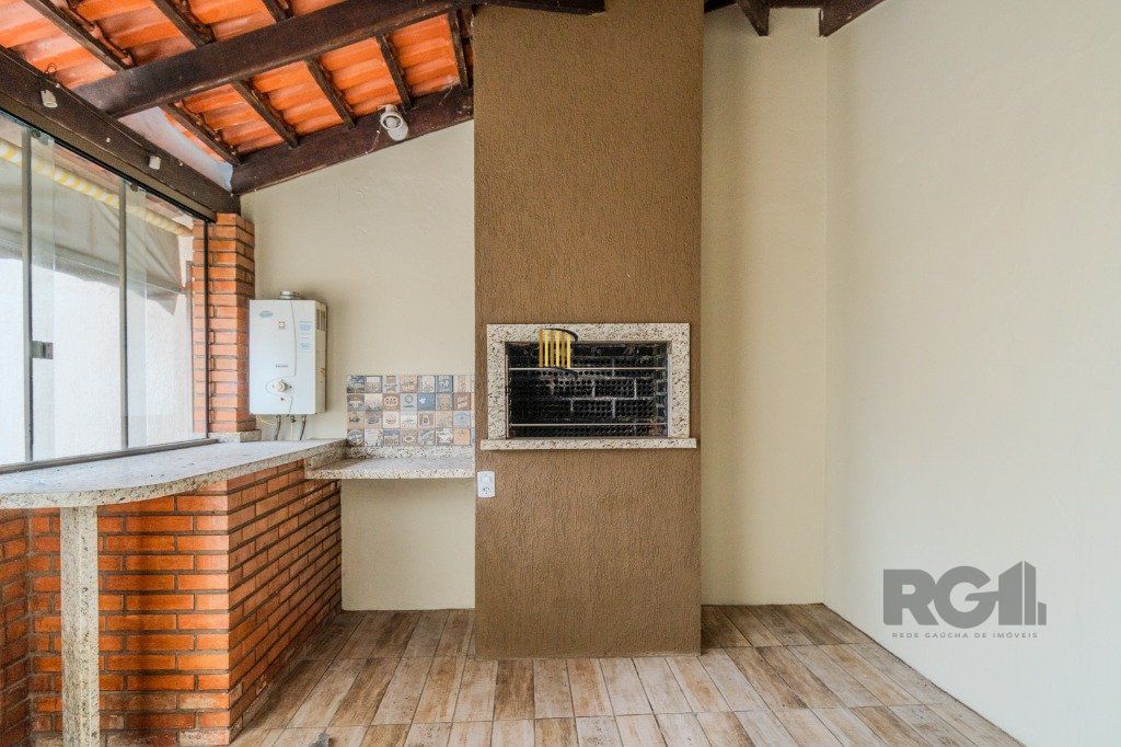 Casa de 214m² com 4 dormitórios, 1 suíte, piscina e 2 vagas no bairro Teresópolis
