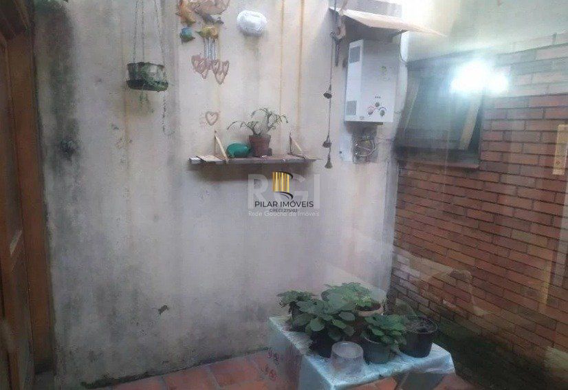 Casa com 03 dormitórios, churrasqueira, pátio com piscina e 5 vagas de garagem no bairro Menino Deus