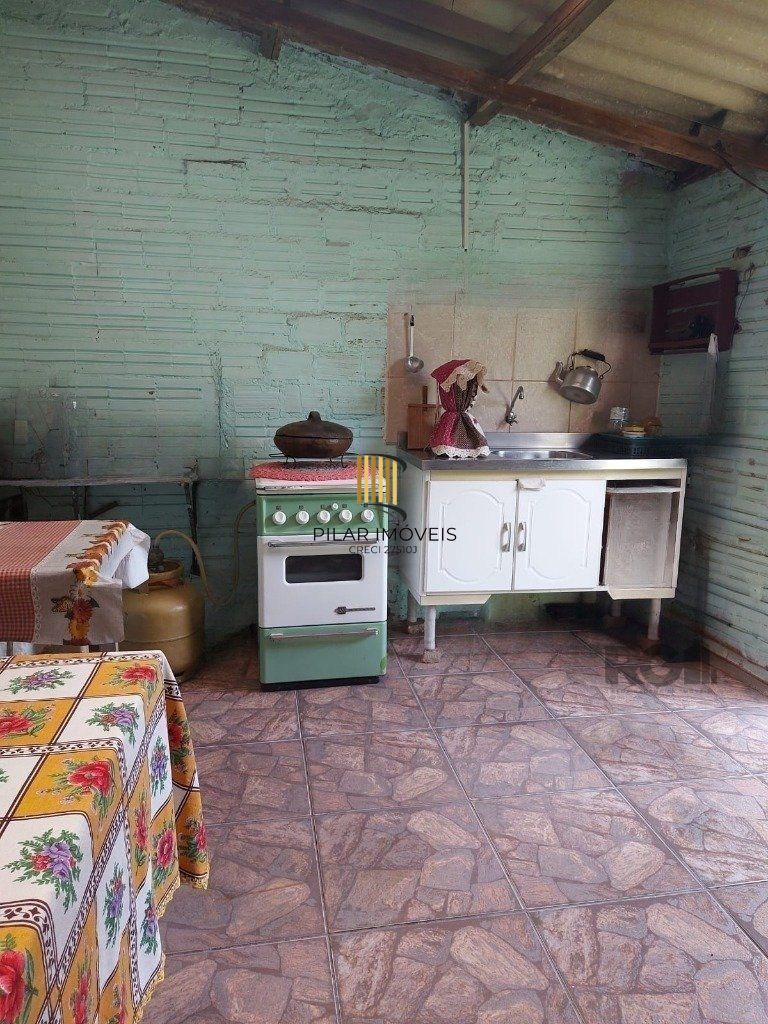 Casa 3 dormitórios,  1 vaga de garagem ampla e coberta.  Possui edícula com 3 peças. Espaço com churrasqueira e dispensa. Área total de  484m².