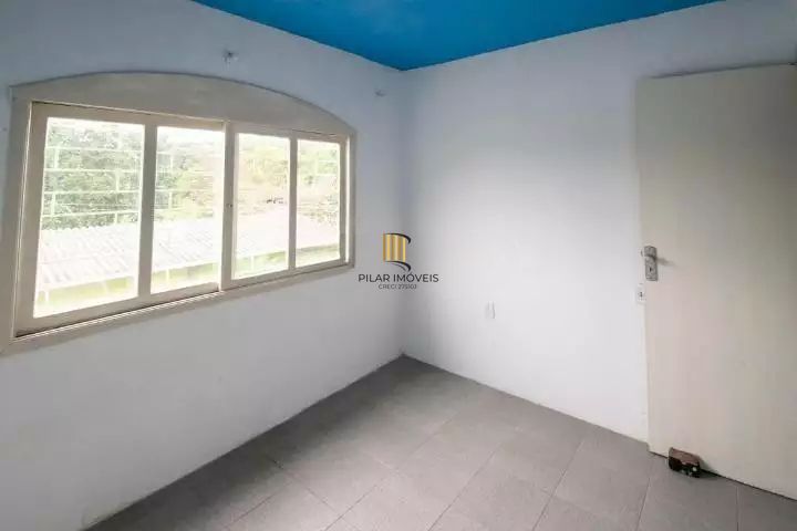 VENDE – AMPLA CASA RESIDENCIAL COM PISCINA E 5 VAGAS