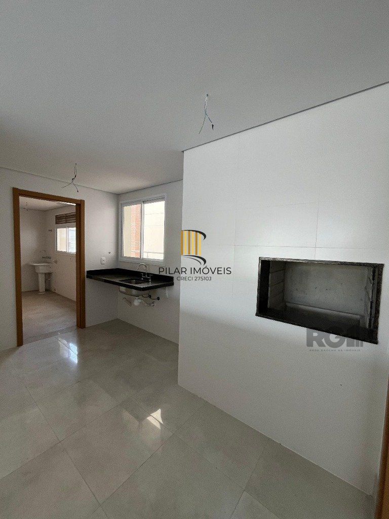 Apartamento NOVO de 104m² - 3 dormitórios, 1 suíte, churrasqueira e 2 vagas de garagem no bairro Petrópolis