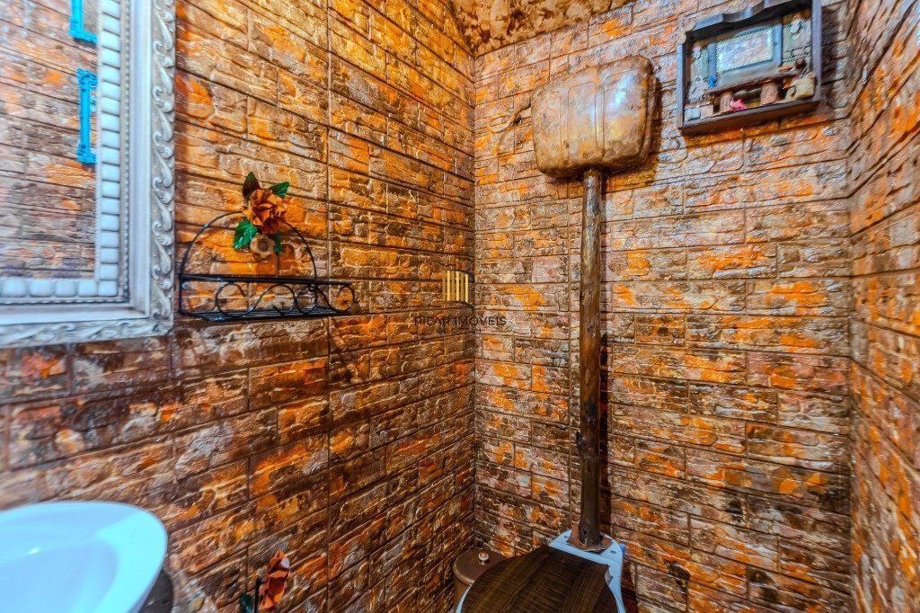 Prédio de 328m² - 4 dormitórios, 2 vagas no bairro Chácara das Pedras