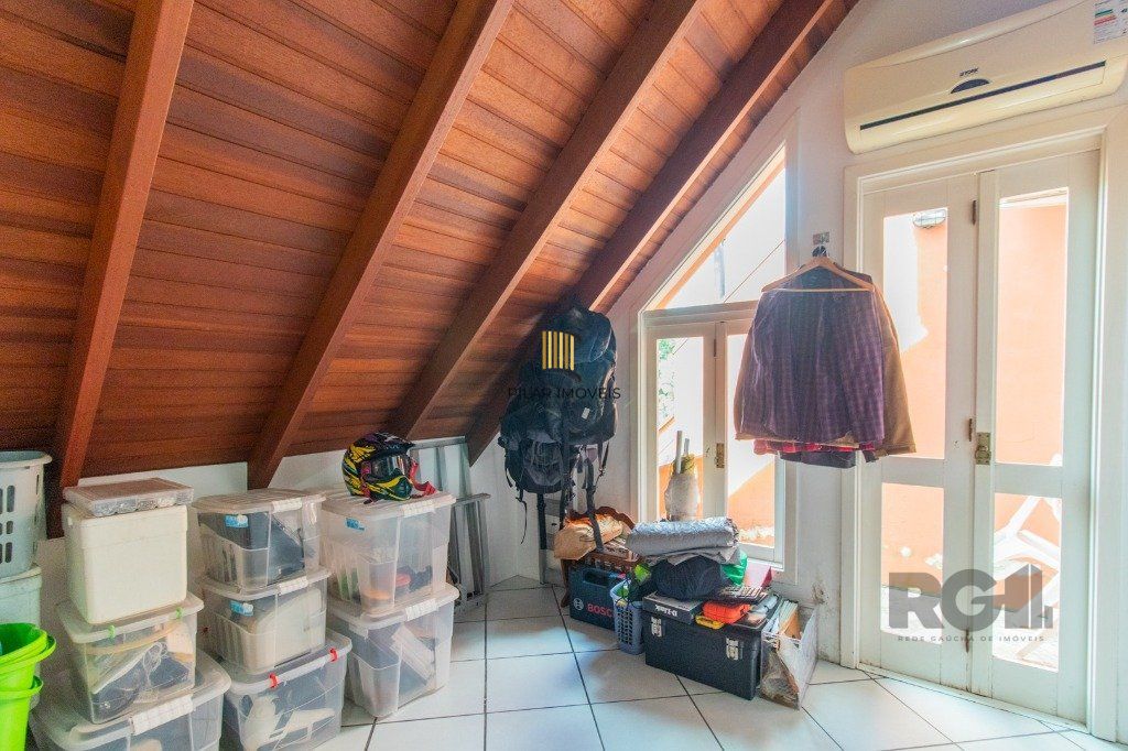 Casa em condoínio com 3 dormitorios, 2 suítes e  duas vagas de garaem no  bairroTeresópolis