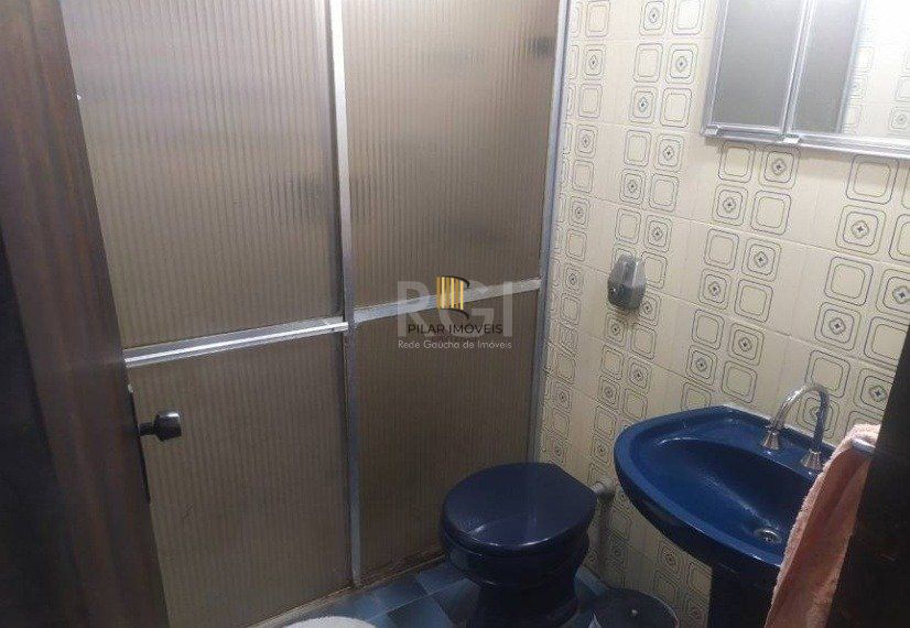 Casa com 03 dormitórios, churrasqueira, pátio com piscina e 5 vagas de garagem no bairro Menino Deus
