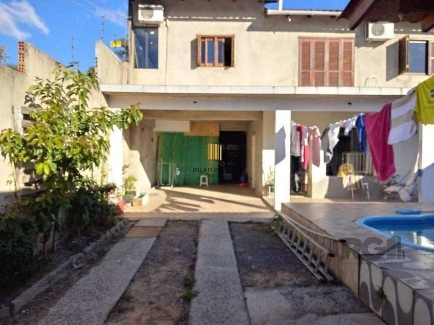Casa de 191m² com 4 dormitórios, churrasqueira e piscina.